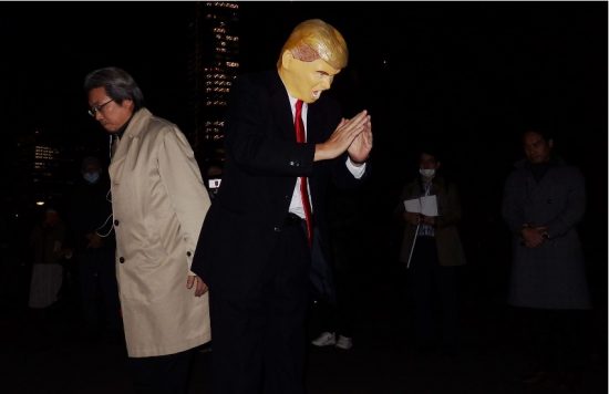 デモ出発前にトランプ大統領への祈りを捧げる主催者とトランプ大統領（幸福の科学信者によるデモ＝12月23日）