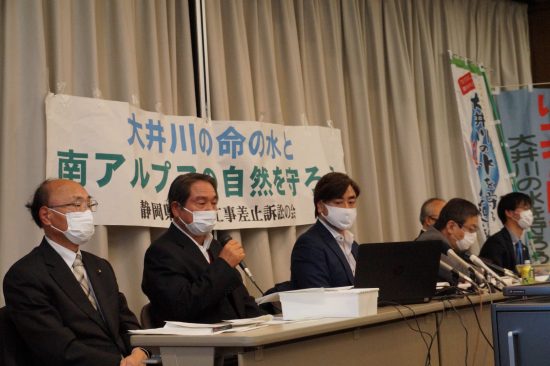 裁判後の報告集会。左から原告団共同代表の大石さんと桜井さん、西ヶ谷弁護士。