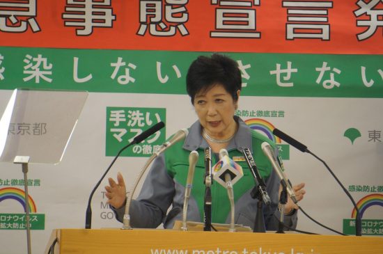 会見を行う小池百合子・東京都知事