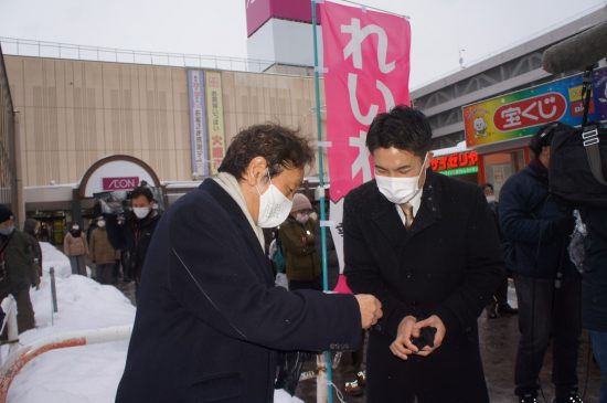 1月16日の市民団体主催の街宣に参加した、松木謙公候補（左・立民）と平岡大輔候補（右・共産）