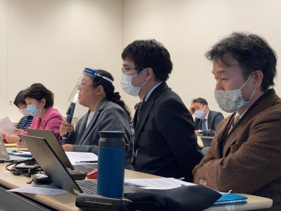 防衛省と交渉する、日本自然保護協会の（右から）大野さん、若松さん、安部さん、福島みずほ参議院議員、「FoE Japan」の満田さん（2020年12月17日）