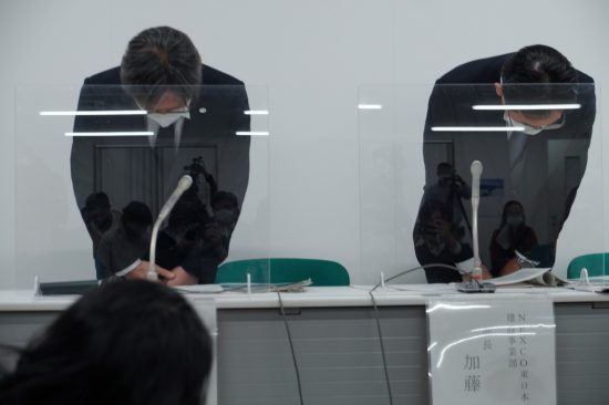 シールドマシンが陥没の「一因」であると認め謝罪するNEXCO東日本の社員