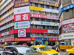 台湾のスシロー。日本と同じ赤い看板が目を惹く。（台北市中正区）