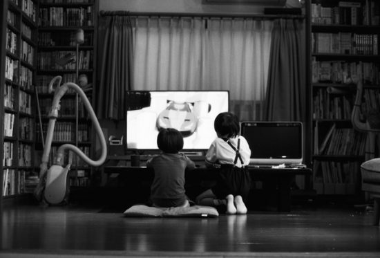 テレビを見る子供たちイメージ